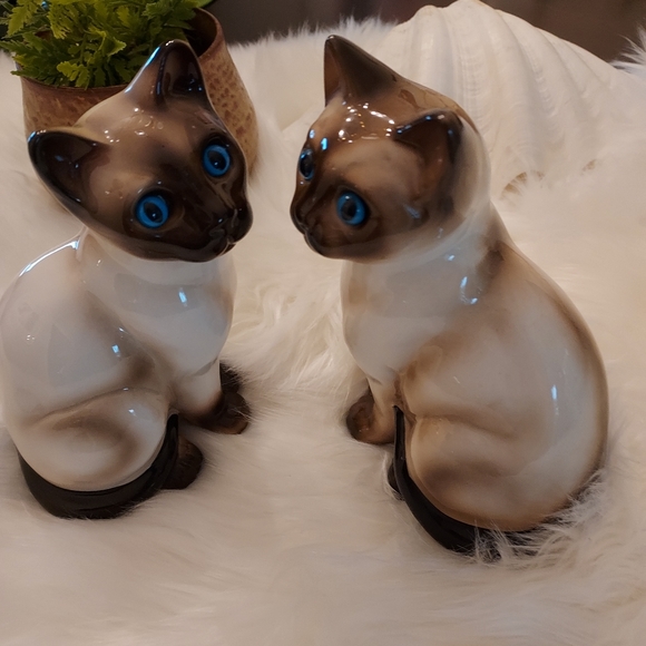 Porcelain Siamese Cats by Eneoco Figurines: Made in Korea. - Picture 10 of 10